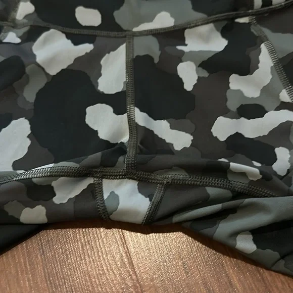 Athleta Lightning Camo 7/8 Tight in Super Sonic Size Medium Leggings - Picture 9 of 15